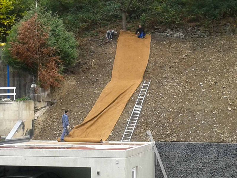 Verlegung der Böschungsmatte BMK350 als Erosionsschutz zur Hangsicherung