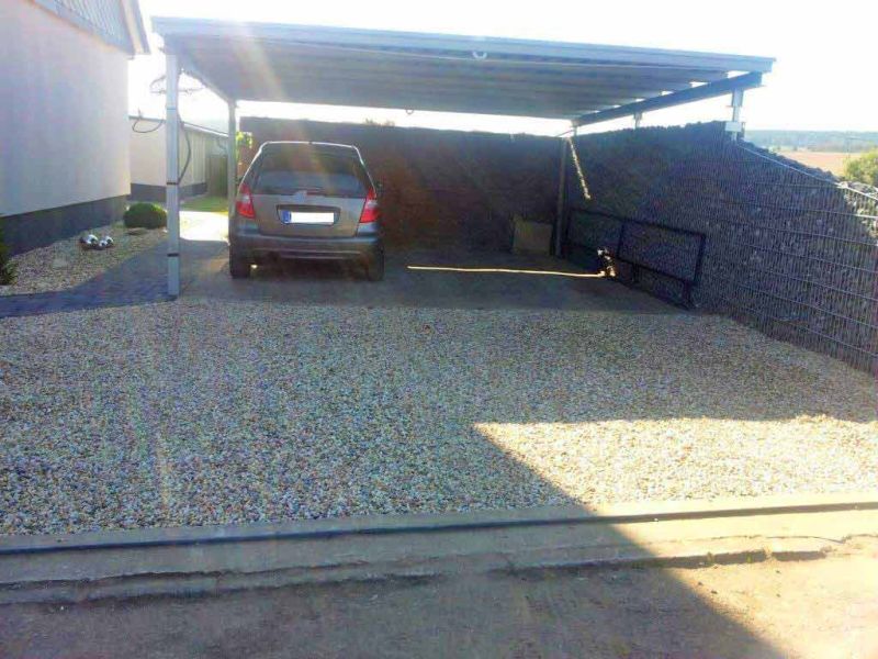 Moderne Umgestaltung: Steingarten & Carporteinfahrt mit stabilisiertem Kies