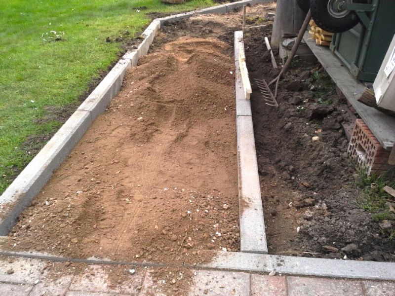 Verlegen von Kieswaben KW50 für einen stabilisierten Kiesweg im Garten