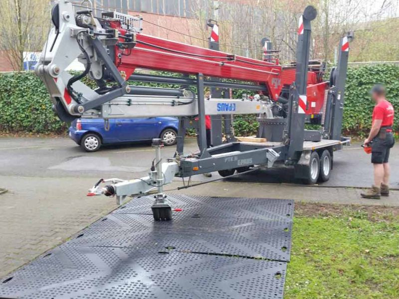 Kunststoff Fahrplatten als Bodenschutz für den Anhängerkran einer Zimmerei