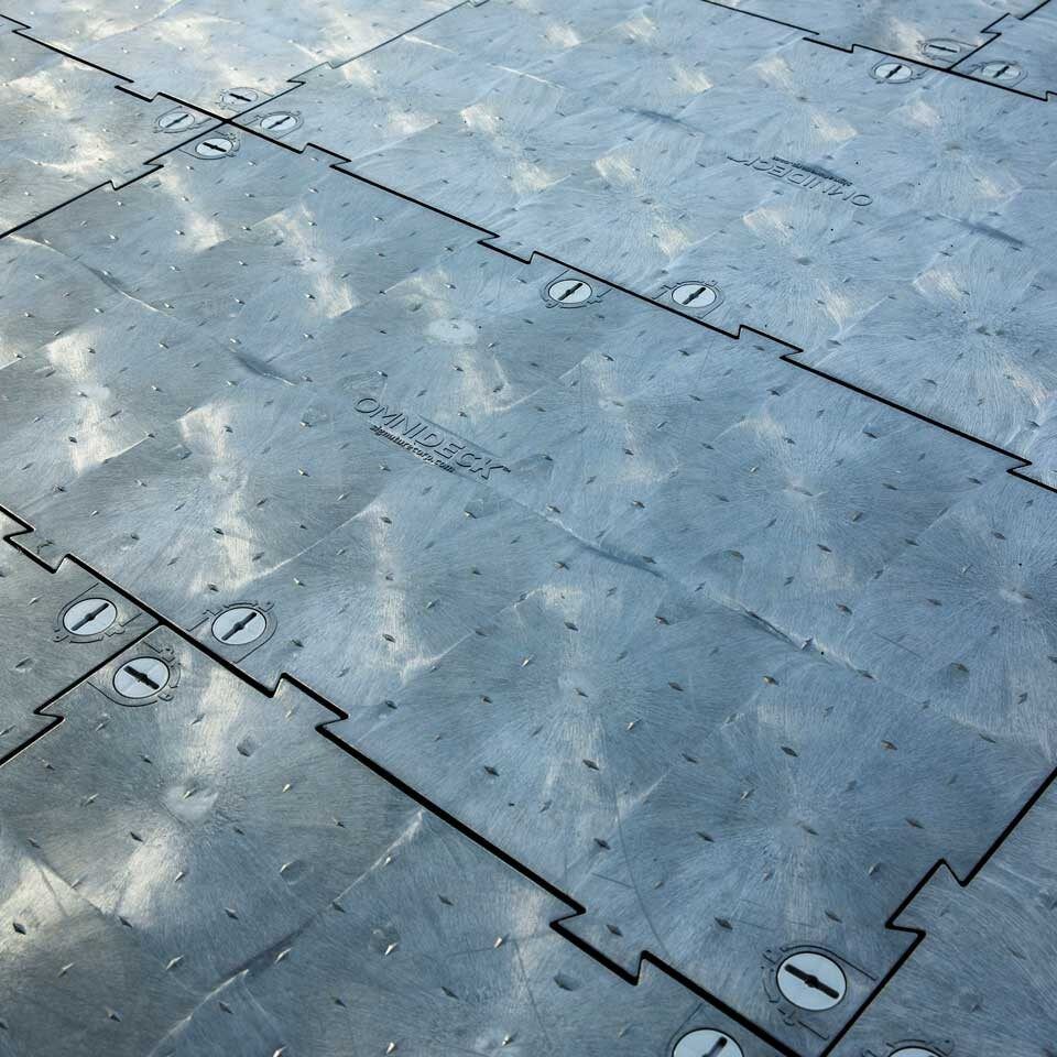 OmniDeck ist ein ultra robustes, schnell zu verlegendes Flächenschutz-System zur vollflächigen Bodenabdeckung für Events, Veranstaltungen und innerstädtischen Baustellen.