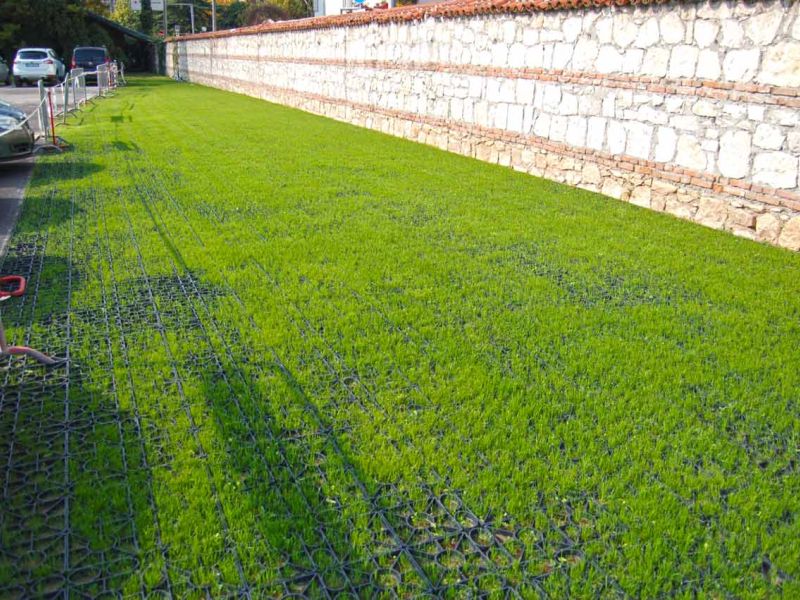 Rasengitter RG24 zur Stabilisierung eines Besucherparkplatz einer Kirche