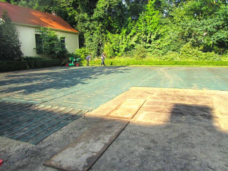 Rasennetz zur Rasenverstärkung eines Rasenparkplatz aus Rollrasen