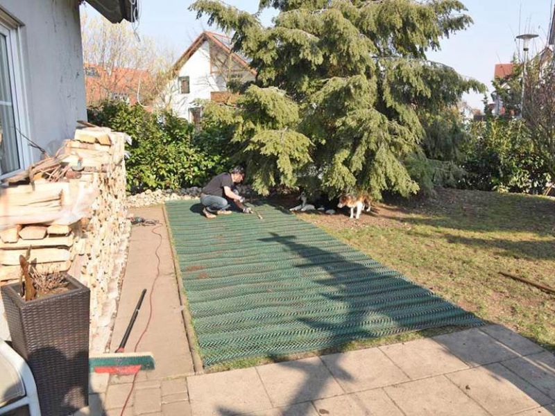 Rasennetz RN 1800 als Wühlschutz, Buddelschutz für den Hundeauslauf im Garten