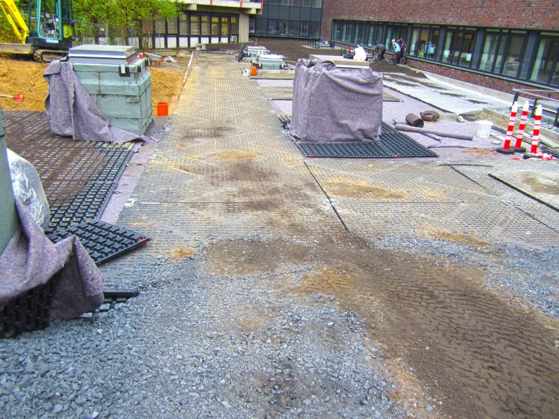 Arbeitsfläche mit Schutzplatten auf dem Tiefgaragendach für sichere Maschinenwege