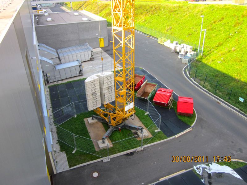 Baukran steht auf stabilisierter Kranstellfläche innerhalb einer befestigten Baustellenplattform