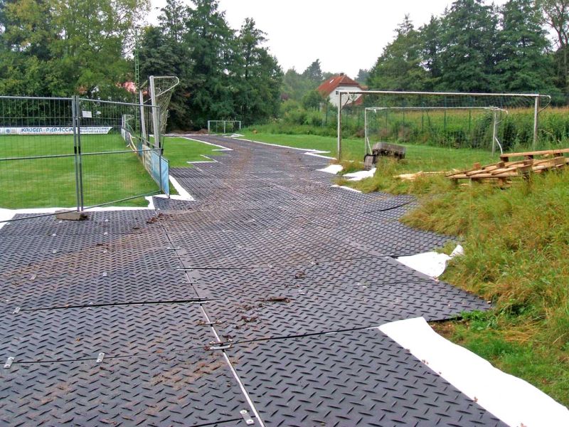 Mobile Baustraße zum Schutz des Rasen auf einem Sportplatz