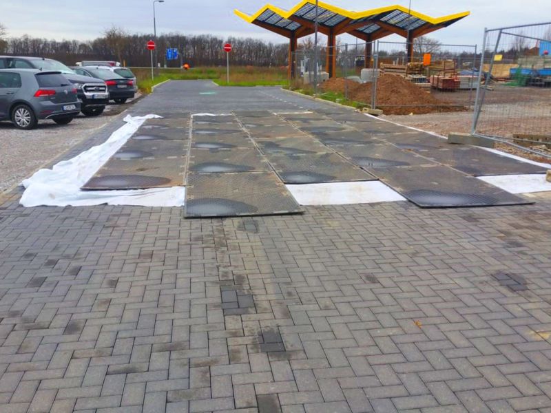 Die s:tek 48 · Hochleistungs-Bodenschutzplatte als Baustellenzufahrt auf einem Parkplatz in der Nähe von Limburg