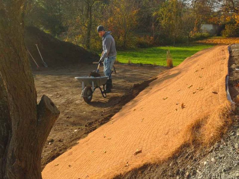 Verlegung der Mulchmatte Kokos MMK600 aus Kokos zur Hangbefestigung