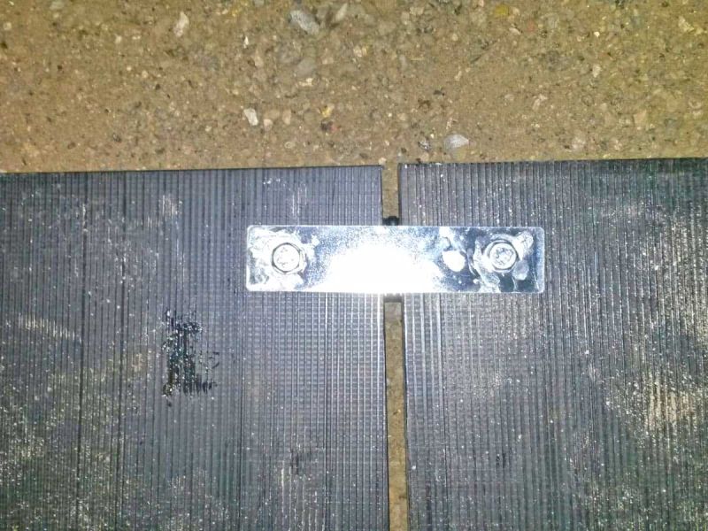 v:tek Fahrplatten aus Kunststoff als Lastverteilplatten und Bodenschutz für Abrollcontainer