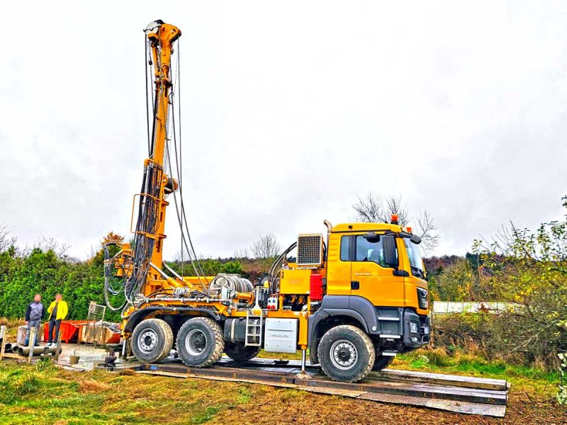 Ein LKW auf einer mobilen Baustraße aus Fahrplatten