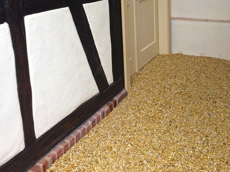 Begehbare Kiesfläche im Eingangsbereich eins Wohnhauses mit der Kieswaben KW30