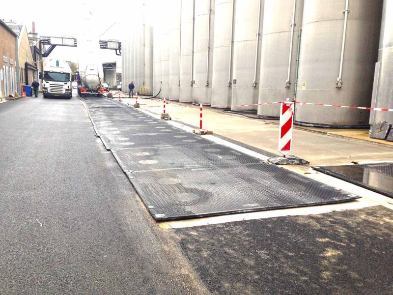 Mobile Fahrstraße zum Schutz einer neuen asphaltierten Fahrfläche