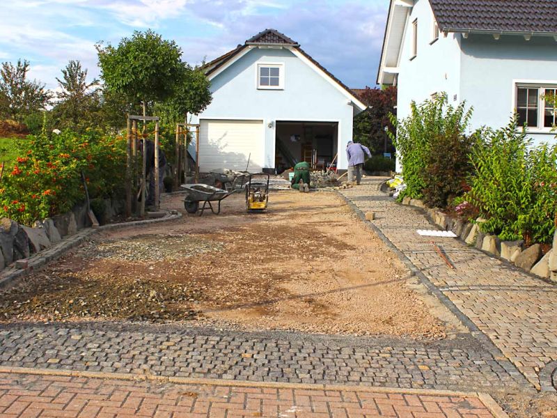 Kiestabilisierung eines neu angelegten Hof und Einfahrt mit dem Kiesgitter KG30