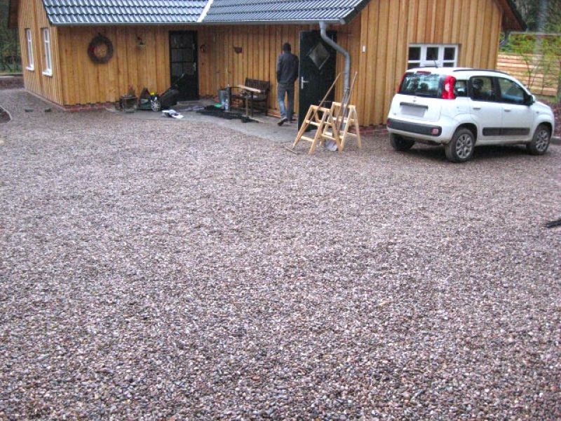 Stabilisierte Kiesflächen & Kieswege rund um Haus & Hof mit dem Bodengitter BG30
