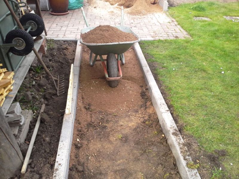 Verlegen von Kieswaben KW50 für einen stabilisierten Kiesweg im Garten