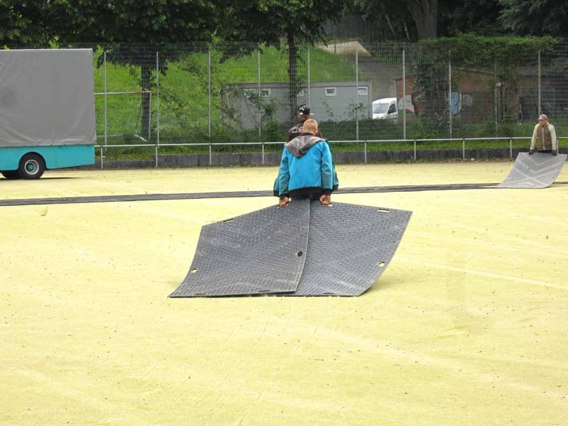 Fahrplatten zum Schutz eines Kunstrasen-Fussballplatz