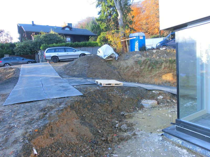 Provisorischer Zuweg mit Bodenschutzplatten für den Bau eines Einfamilienhaus in Hanglage.