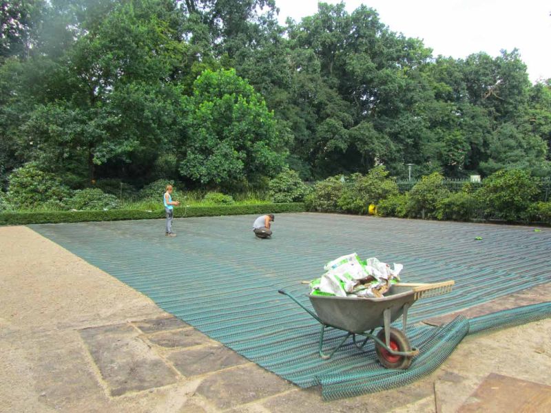 Rasennetz zur Rasenverstärkung eines Rasenparkplatz aus Rollrasen