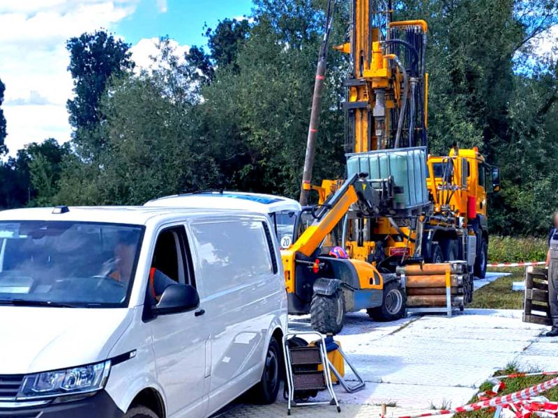 Eine Baustelle mit Fahrplatten zur Schonung des Bodens