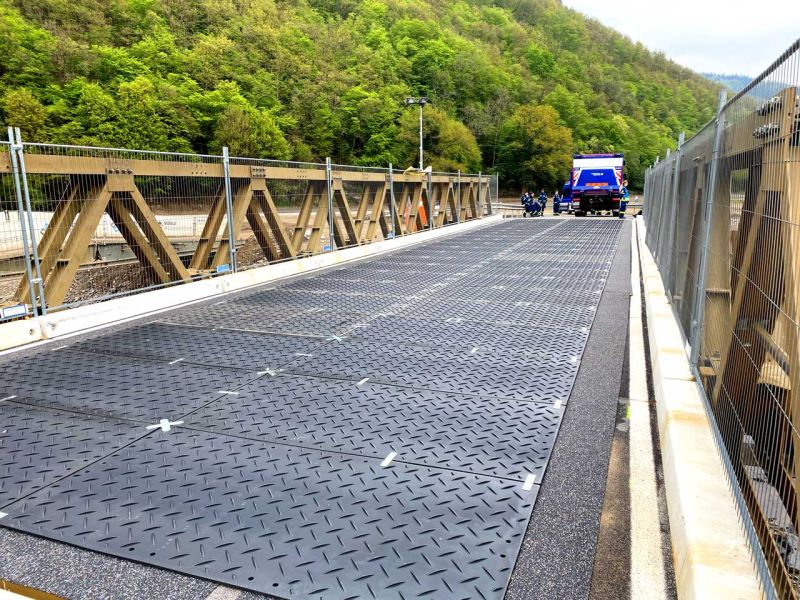 Schutzbelag für eine temporäre / mobile THW Brücke im Ahrtal mit Fahrplatten von Securatek