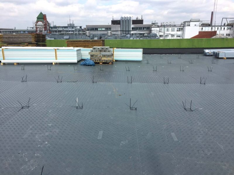 e:tek Fahrplatten aus Kunststoff zum Schutz des Boden und Parkhausboden eines im Neubau befindlichen Einkaufscenter (Shoppingmall / Arkade) in Bielefeld.