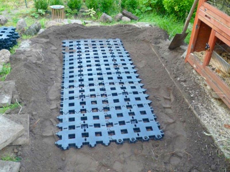 Kunststoff Rasengittersteine als Buddelschutz / Wühlschutz für Kaninchen
