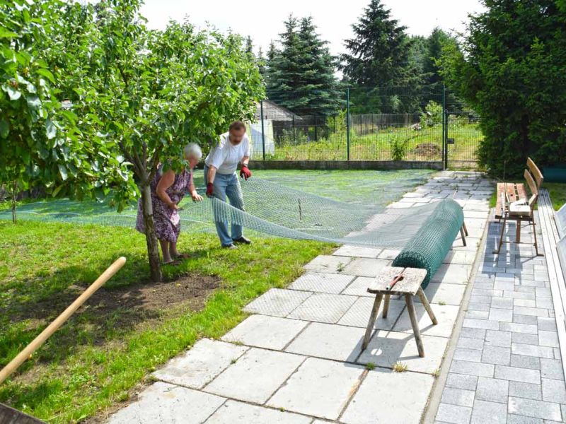 Wühlschutz und Buddelschutz für Hunde im Garten mit dem Rasennetz RN450