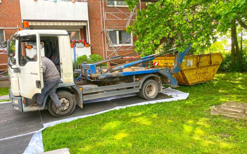 Fahrstrasse als Rasenschutz und Lastverteilung zur Baustelleneinrichtung Gebäudesanierung