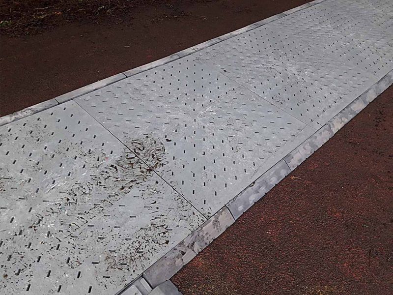 Ein temporärer Gehweg aus FastFloor 33-Bodenmatten mit einer Rampe zum leichten Auffahren