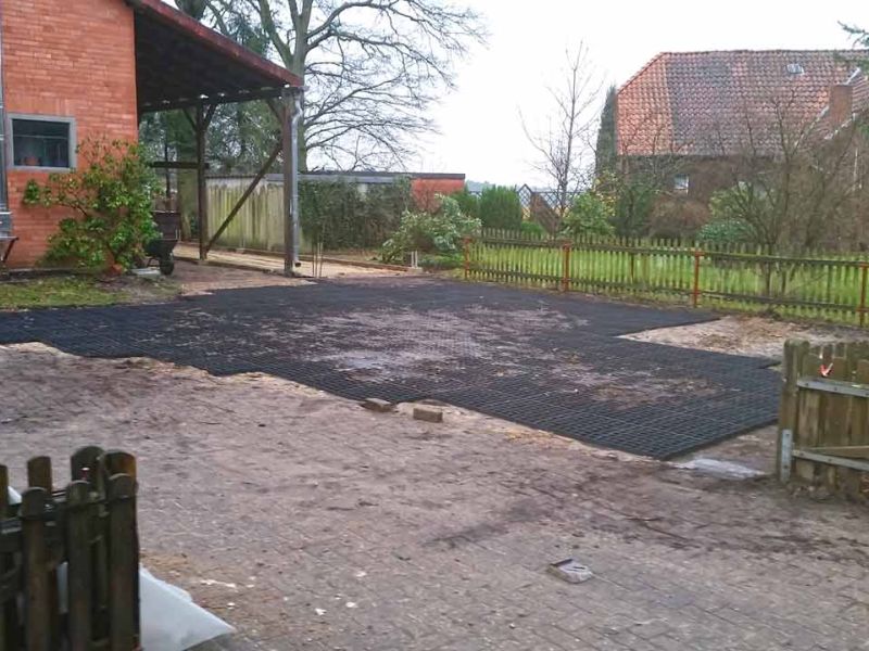 Bodengitter zur begrünten Hoferweiterung einer Traktor befahrbaren Rasenfläche