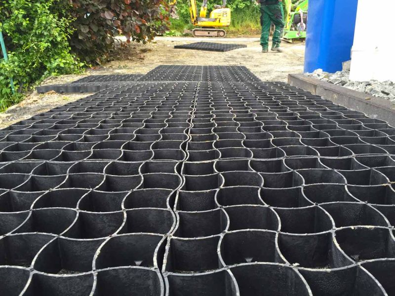 RASEN VERSTÄRKEN UND BEFAHRBAR MACHEN MIT BODENGITTER BG50 AUS KUNSTSTOFF