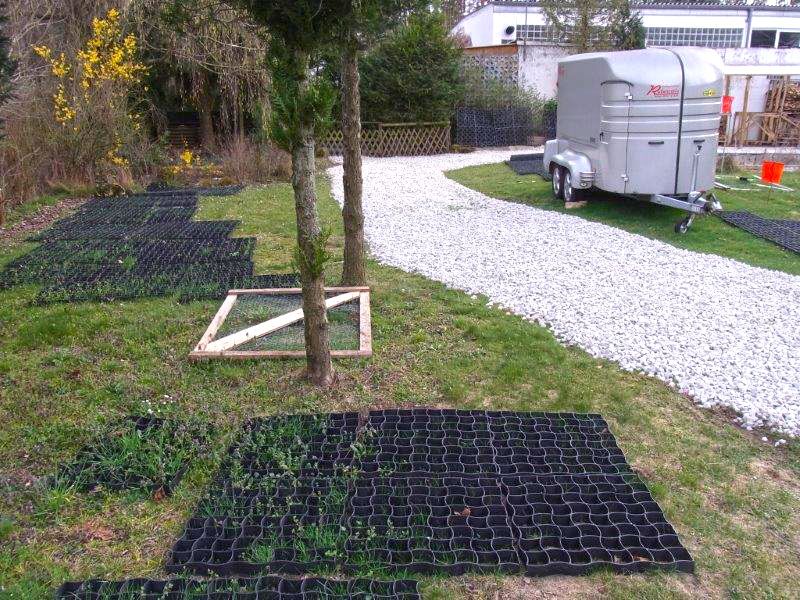 Befestigung eines Gartenweg ohne Unterbau mit Bodengitter BG50