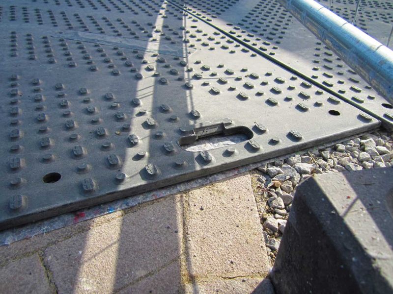 Fahrplatten als Pflasterschutz für eine temporäre LKW-Zufahrt