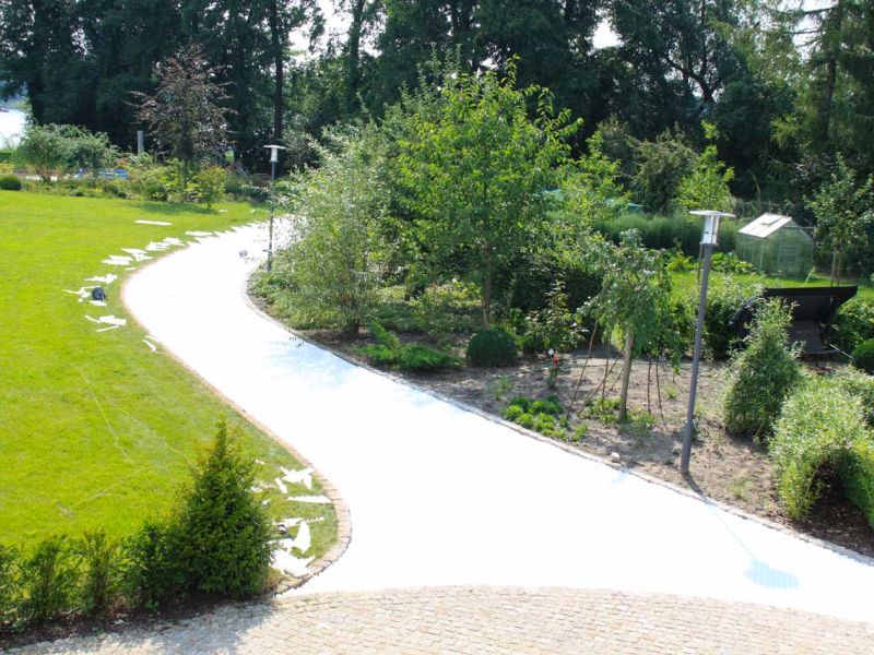 Verlegen und verfüllen des Kiesgitter KG30 für einen Gartenweg aus Kies