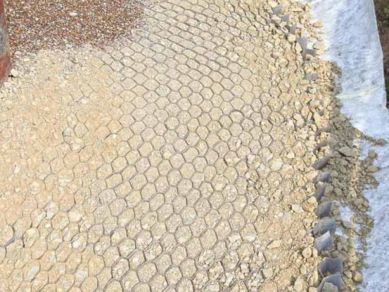 Herstellen eines befestigten Kiesweg mit den Kieswaben KW50
