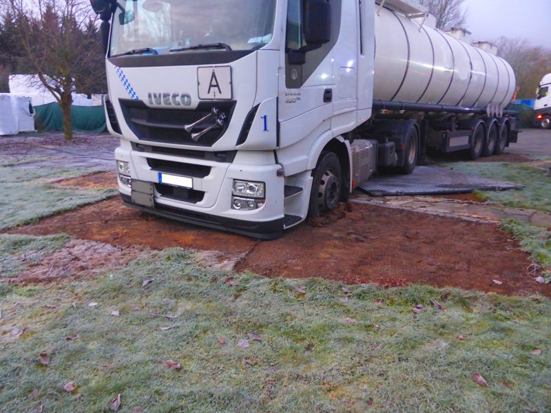 Spontane „Bergeaktion“ eines 40t LKW mit der Secu XL150 Schwerlast Baustraße auf einer aufgeweichten Wiese