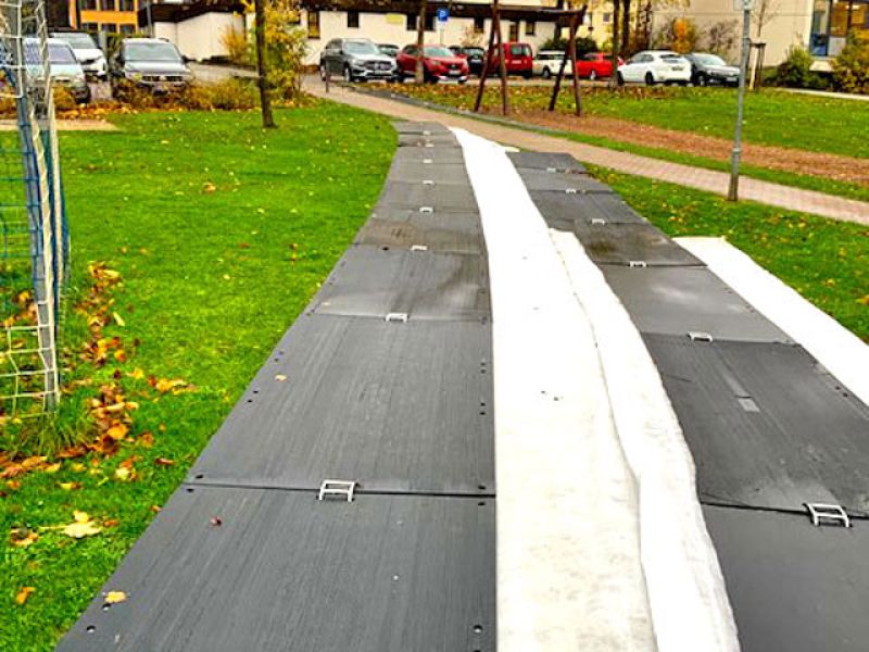 Nachhaltiger Rasenschutz mit Securatek Bodenschutzplatten