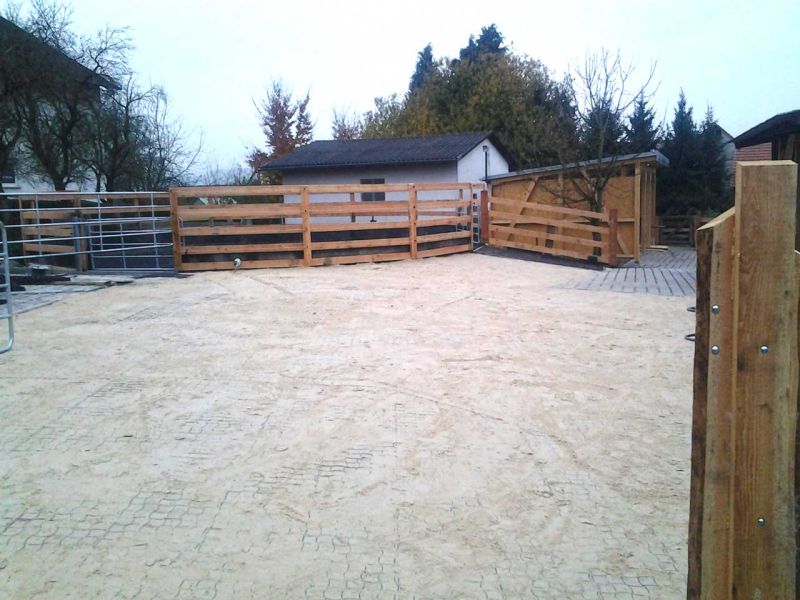 Bodengitter BG50 zur trittfesten Bodenbefestigung eines Roundpen / Führanlage