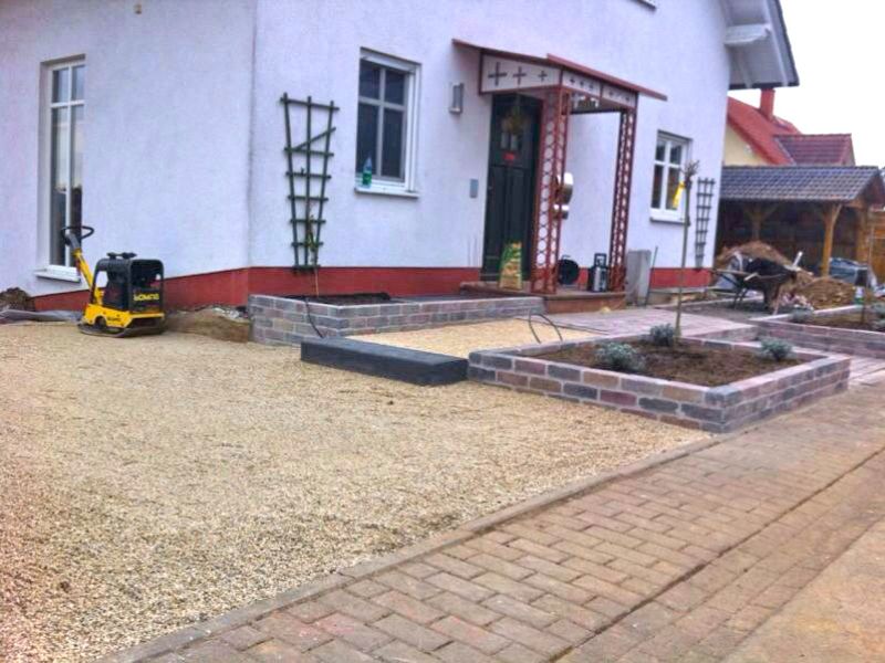 Verlegen und verfüllen der Bodenwabe BW40 zur Befestigung von Kieswegen