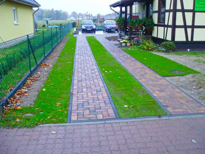 Rasenstabilisierung eines Grünstreifen im Bereich der Hofeinfahrt