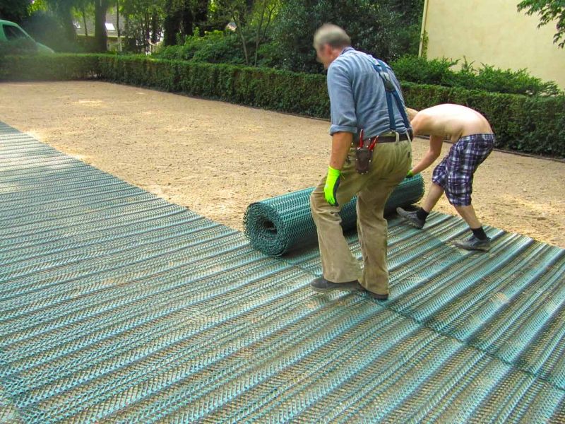 Rasennetz zur Rasenverstärkung eines Rasenparkplatz aus Rollrasen