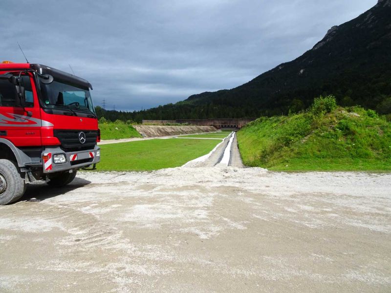 Mobile Baustrasse als temporäre Zuwegung zur Sanierung der Freianlagen im Park zum Schloss Linderhof