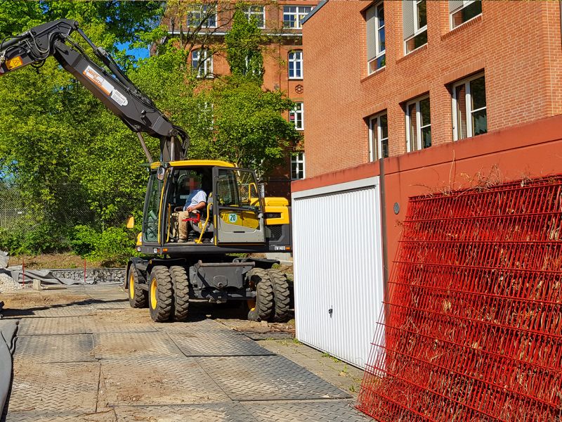 Abdecken einer Tartanbahn mit der s:tek 48 · Hochleistungs-Bodenschutzplatte