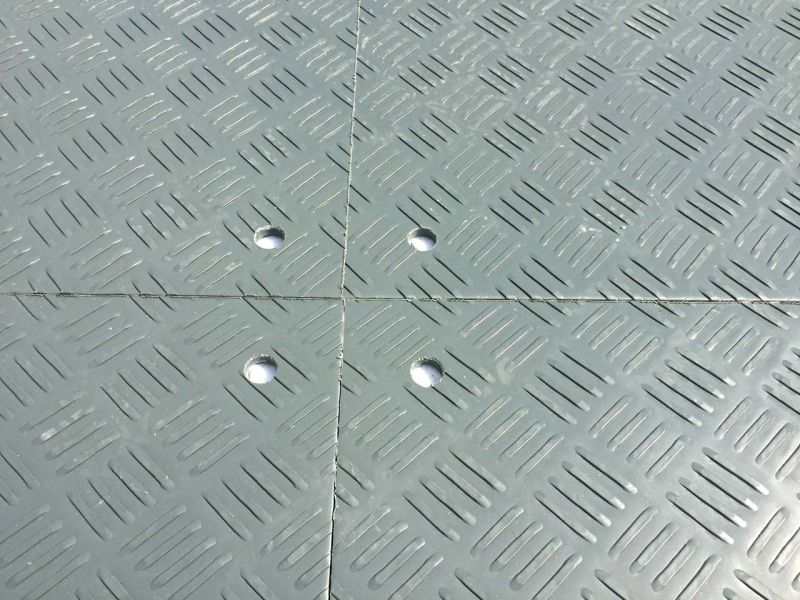 e:tek Fahrplatten aus Kunststoff zum Schutz des Boden und Parkhausboden eines im Neubau befindlichen Einkaufscenter (Shoppingmall / Arkade) in Bielefeld.