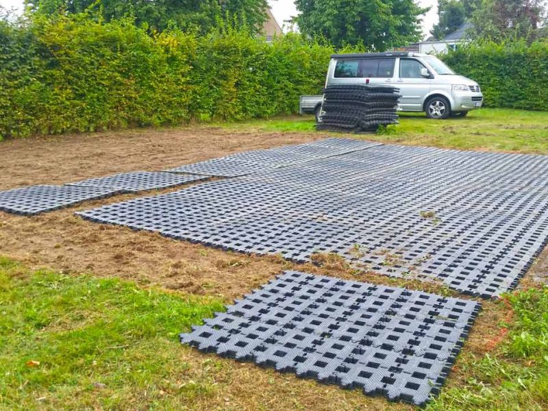 Parkplatzrasen mit dem Rasengitterstein RGS35 aus Kunststoff statt Schotterrasen