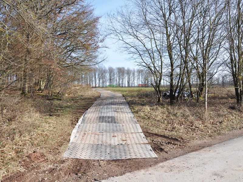Mobile Baustraße Telekom-Baustelle Esselbach im Steigerwald mit der s:tek 48 Bodenschutzplatte