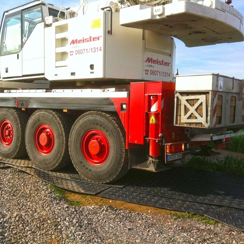 s:tek Hochleistungs-Bodenschutzplatten als Lastverteilung für den Stellplatz eines mobilen Krans