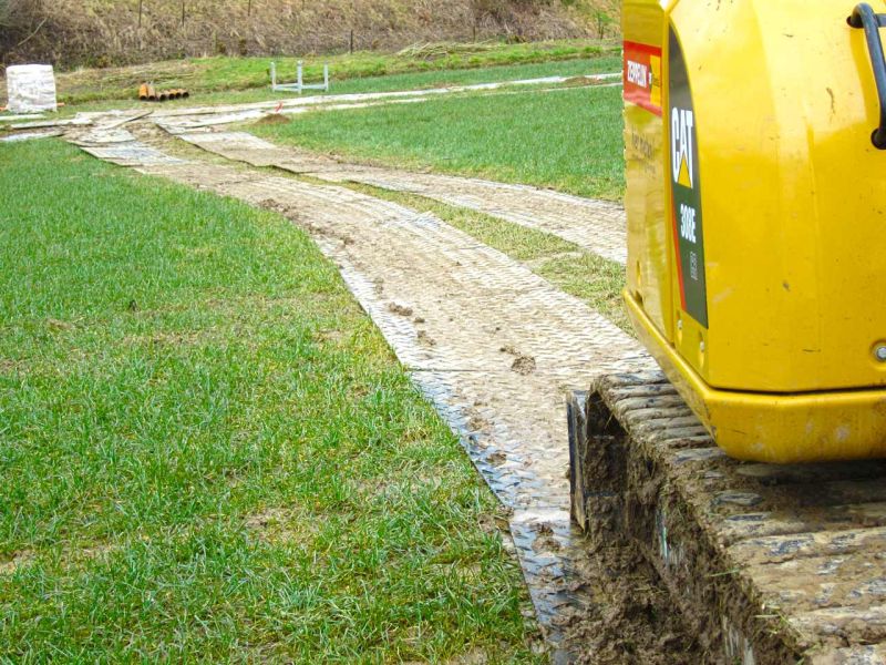 Fahrstrasse für geologische Bohrungen im Gelände mit Bodenschutzplatten