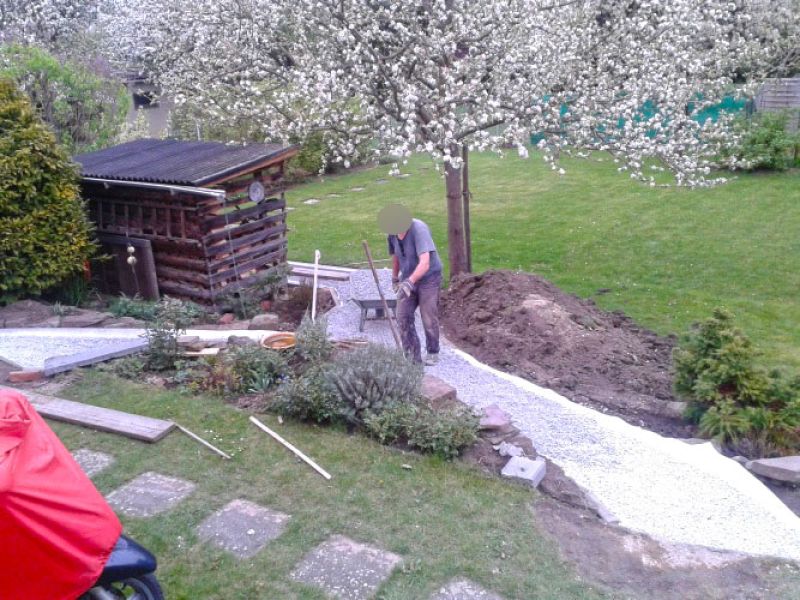Verlegen von Kieswaben KW50 für einen stabilisierten Kiesweg im Garten
